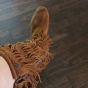 Minnetonka Moccasins 1652 Layer Fringe Boot Suede